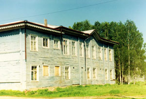 Дом культуры села Гам - бывшая школа, в которой преподавали и дед - Александр Николаевич Образцов и отец - Николай Александрович Образцов.